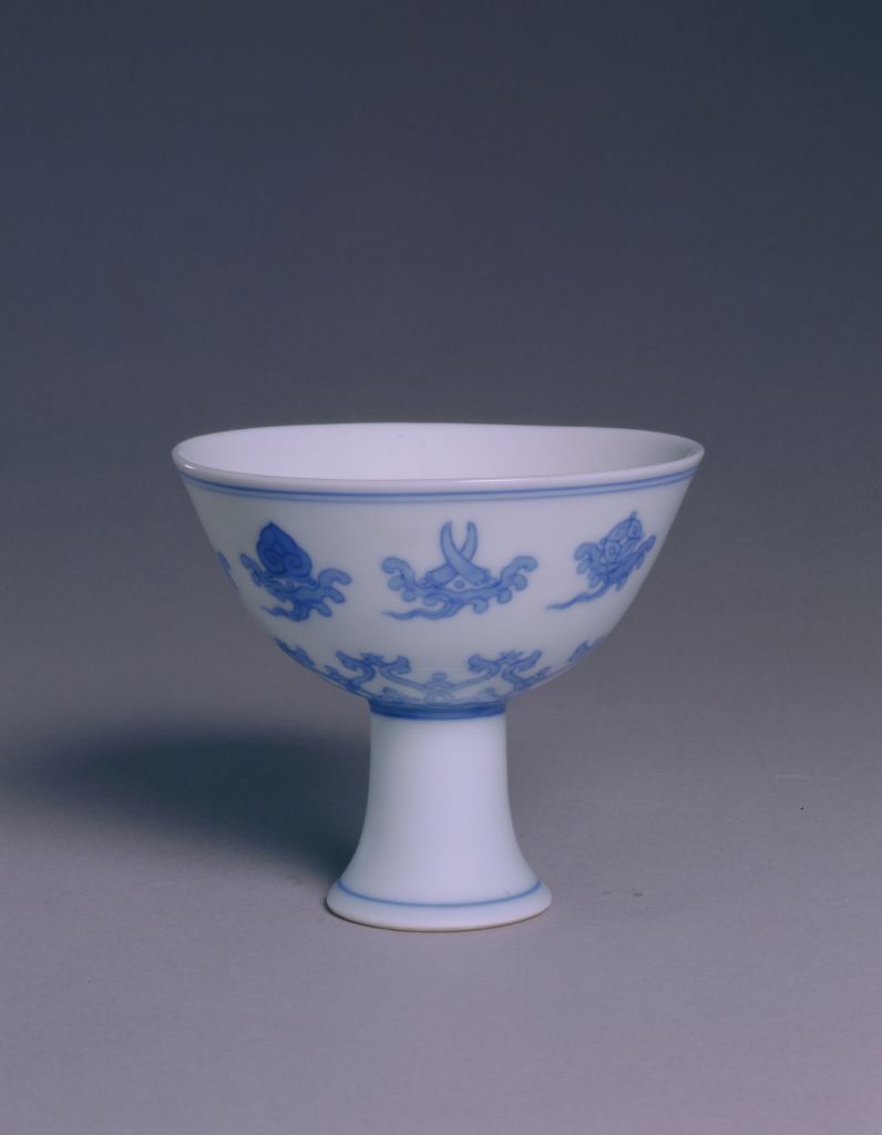 图片[1]-Blue and white eight treasures hook cloud pattern high foot cup-China Archive